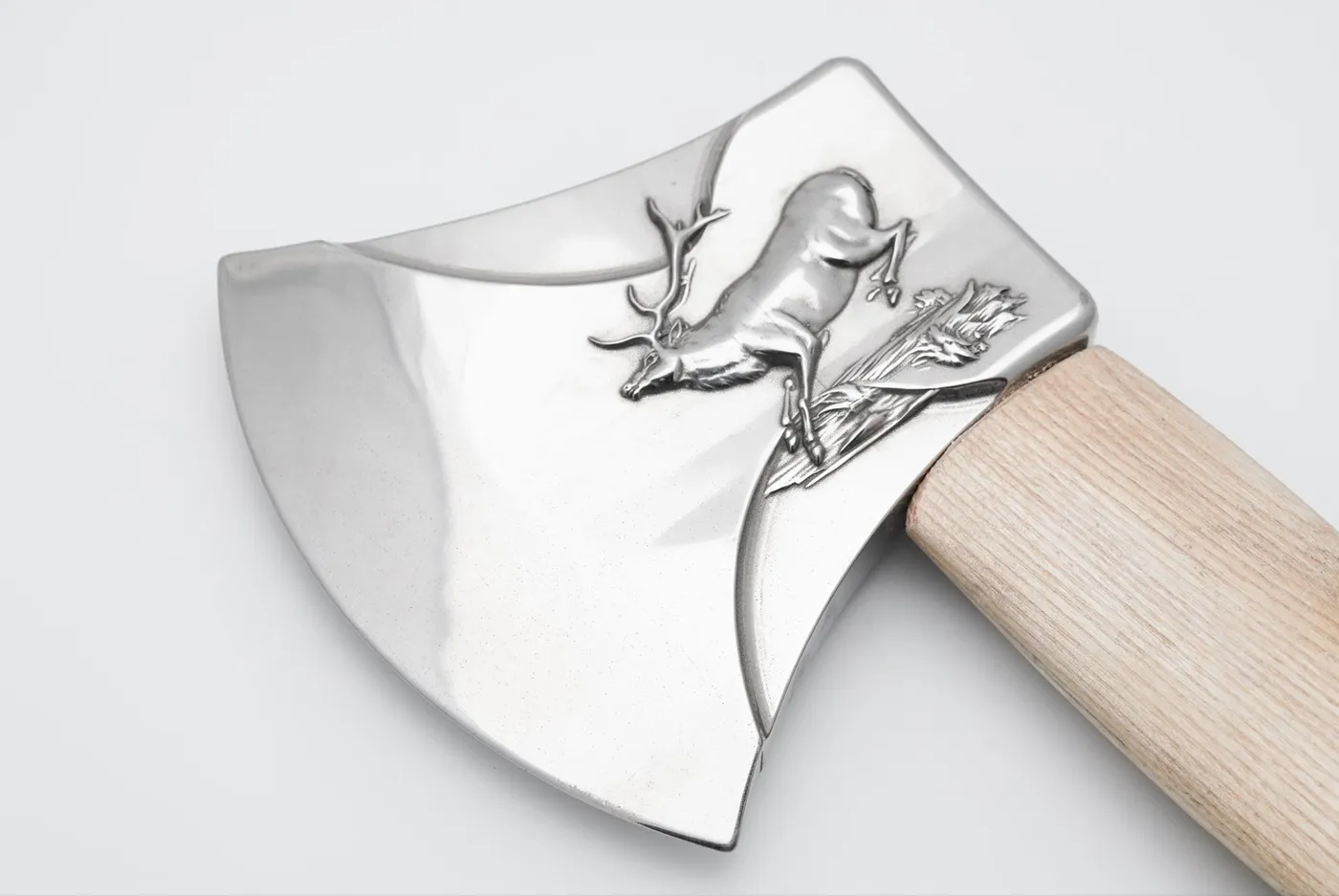 Beil mit Hirsch-Relief